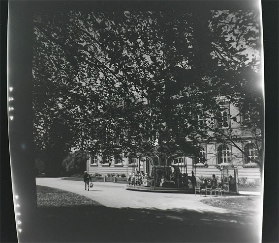 Jardin Massey Tarbes manège enfants, photo argentique noir et blanc
